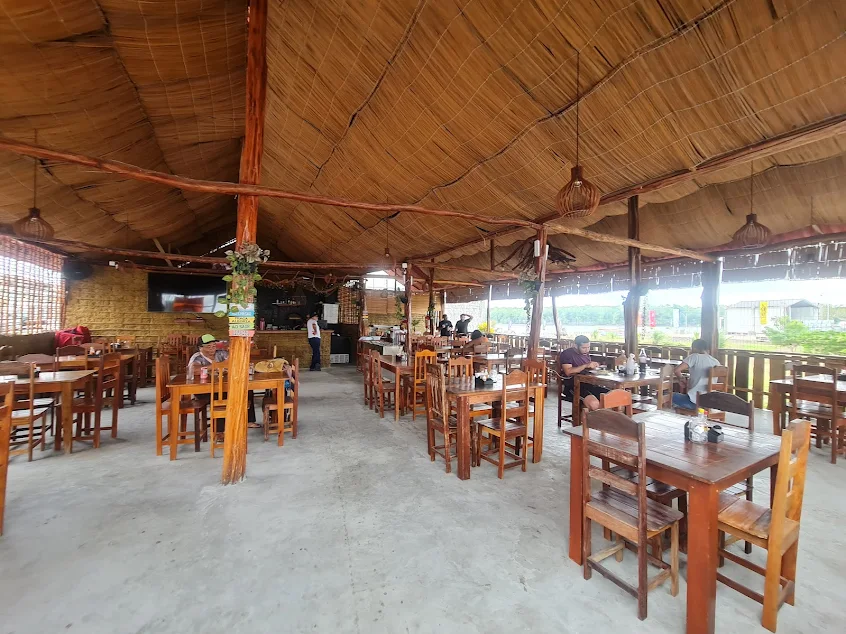 Área interna com mesas